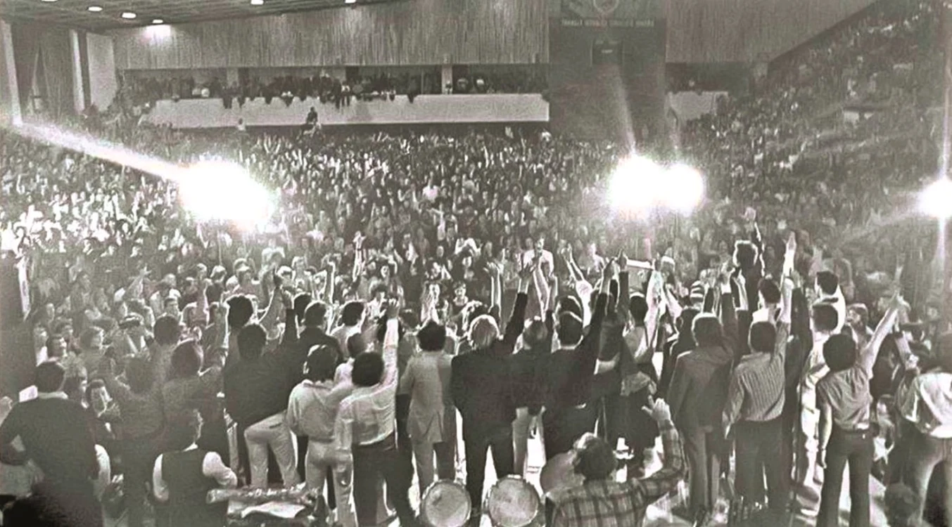 „Te salut, generaţie în blugi!“ are ca subiect Cenaclul Flacăra, fenomenul cultural al anilor '70