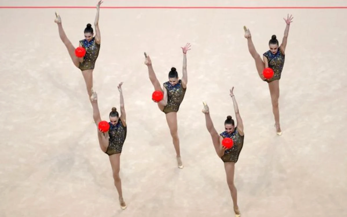 Echipa Ucrainei concurează în finala gimnastică ritmică cu mingea în timpul Jocurilor Europene pe Minsk Arena din Minsk Belarus FOTO Guliver / Getty Images / Dean Mouhtaropoulos