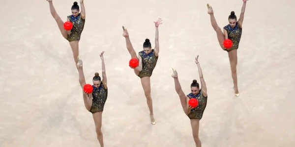 Echipa Ucrainei concurează în finala gimnastică ritmică cu mingea în timpul Jocurilor Europene pe Minsk Arena din Minsk Belarus FOTO Guliver / Getty Images / Dean Mouhtaropoulos