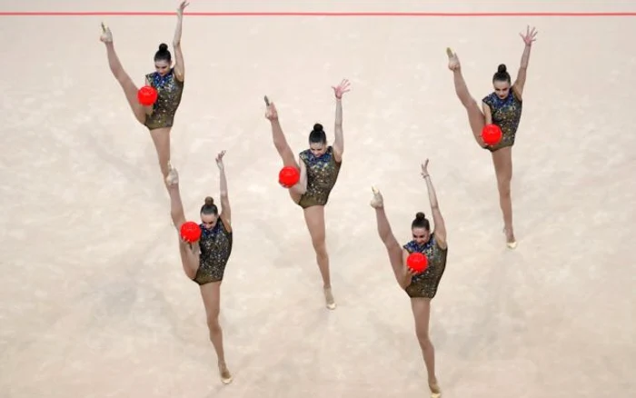 Echipa Ucrainei concurează în finala gimnastică ritmică cu mingea în timpul Jocurilor Europene pe Minsk Arena din Minsk Belarus FOTO Guliver / Getty Images / Dean Mouhtaropoulos