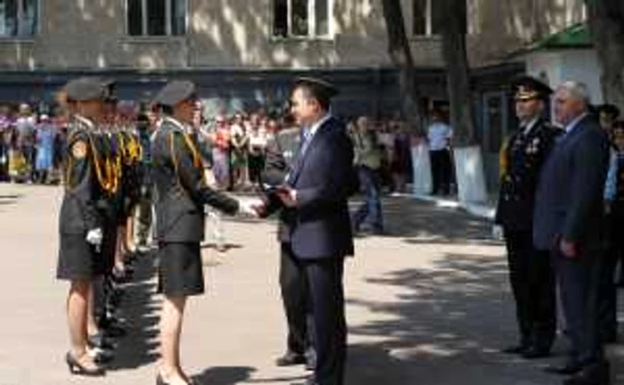 Fetele au primit diplomele de la premier/ Foto: Tudor Iovu