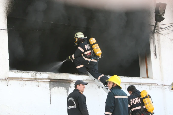 Intervenţia pompierilor a durat mai bine de o oră