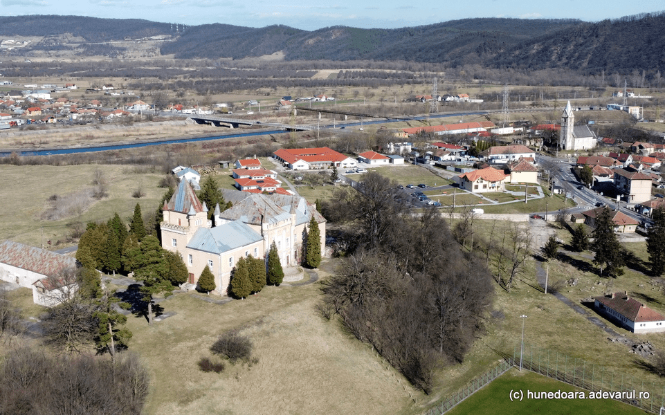 Blestemul unui faimos castel din Țara Hațegului. Baronul care l-a moștenit îl folosea ca bordel VIDEO