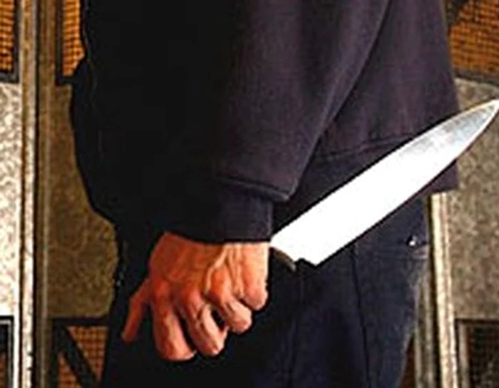 
    Românul şi-a provocat o rană atâncă la gât cu un cuţit de bucătărie  