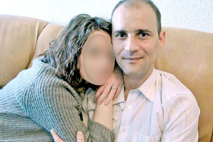 
    Alexandra apare în  mai multe fotografii  împreună cu dascălul ei (Foto: Ziarul de Iaşi)  