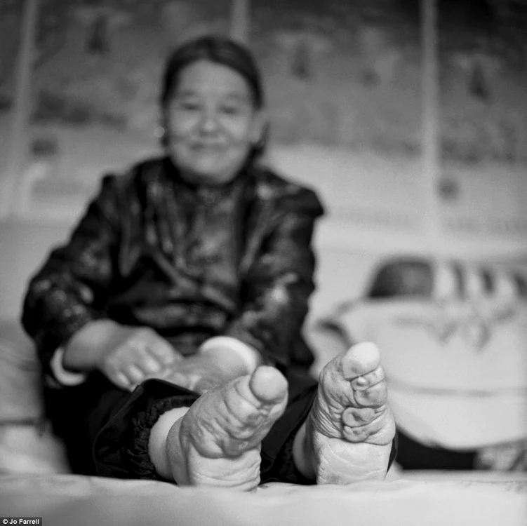 Femeile au peste 80 de ani şi trăiesc în satele chineze
