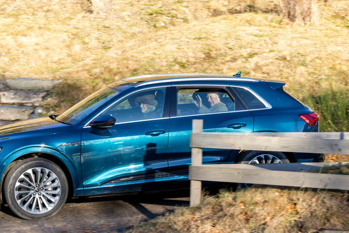 Charles și Camilla ieșind de la biserică din Scoția, Profimedia (3) jpg