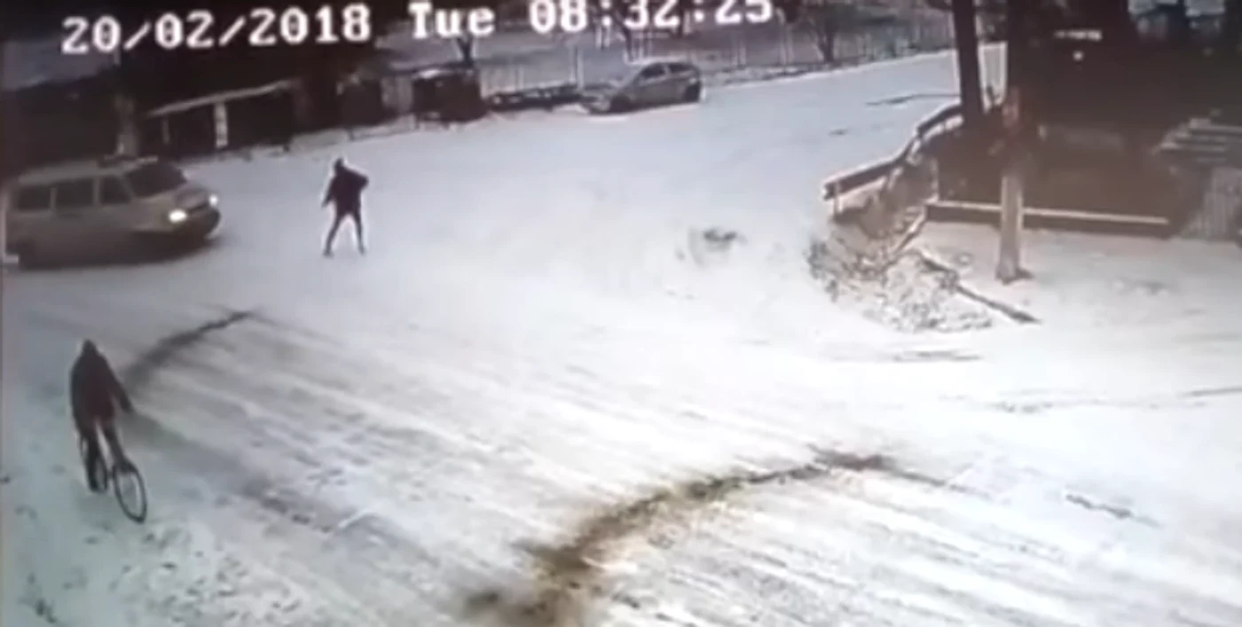 Bărbatul a fost accidentat mortal de duba polițieiFoto: Captură video