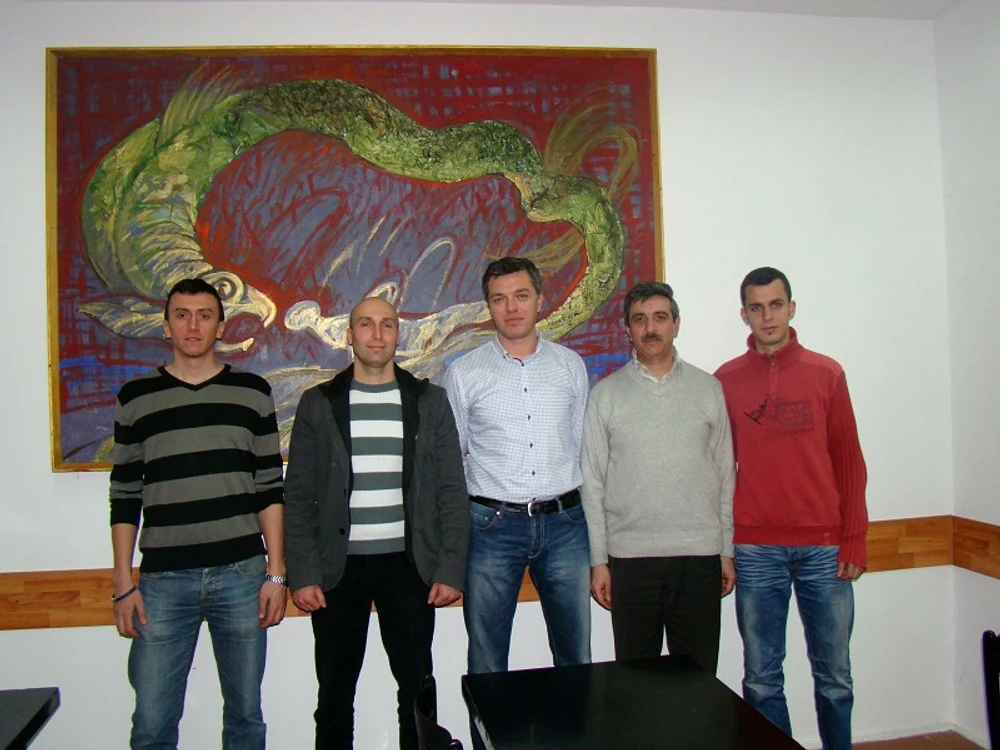 Cristi Nica (centru) alaturi de noii membri ai SAFR Prahova (foto:scoaladearbitri.blogspot.)