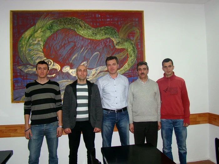 Cristi Nica (centru) alaturi de noii membri ai SAFR Prahova (foto:scoaladearbitri.blogspot.)
