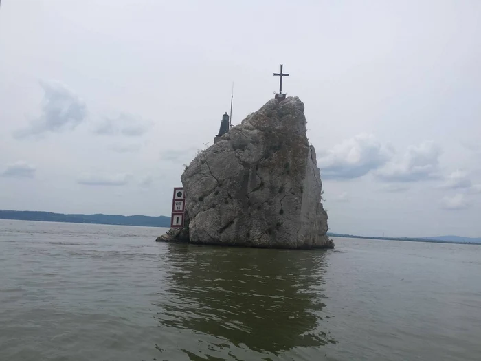 
    Stânca "Babacaia", atracţie pentru turiştiFoto: "Adevărul"  