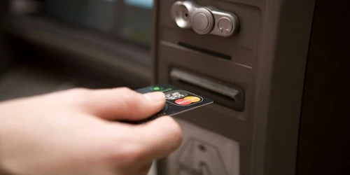 Bărbații ar fi furat sume importante de bani