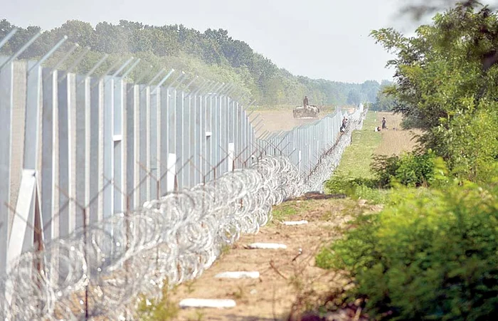 Ungurii au instalat deja un gard la graniţa cu Serbia