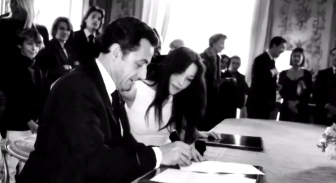 Nicolas Sarkozy și Carla Bruni în unica fotografie făcută publică de la nunta lor. FOTO: captură de ecran