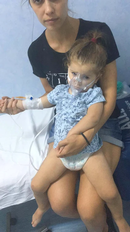 
    Ultimele clipe de viaţă ale micuţei  aflate în braţele mamei. Copila  s-a stins la două ore după ce  a fost realizată fotografia  