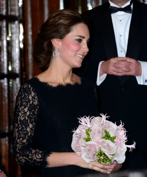 Kate Middleton cu rochie neagră și mâneci din dantelă la Royal Variety Performance în 2014, Profimedia 