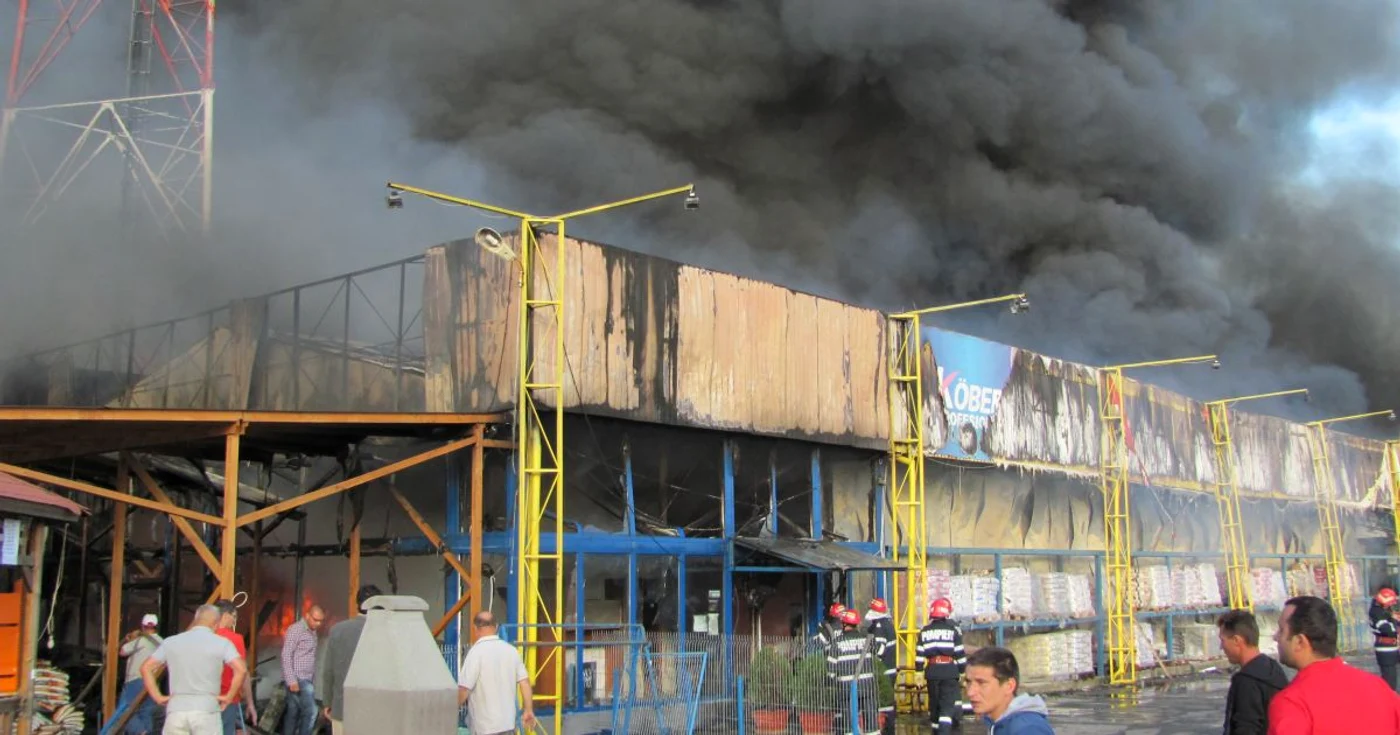 Incendiu devastator la cel mai mare depozit de materiale de construcţii din Alexandria