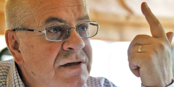 Constantin Stroe schiţează cu degetul graficul simplu ce descrie parcursul economic al mărcii Dacia   