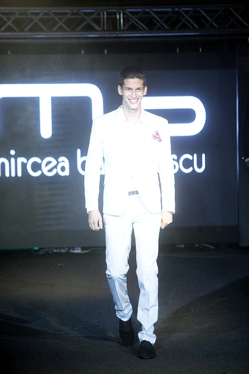 
    Mihnea a purtat un costum alb  