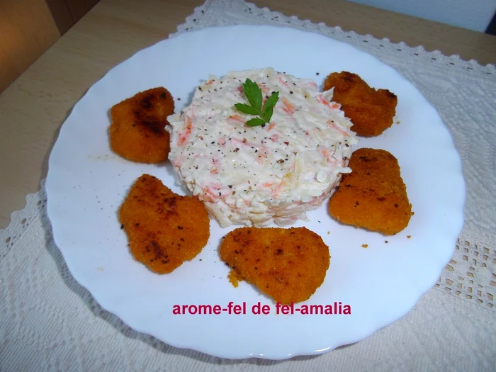 
    Nuggets de pui şi salată de crudităţi  