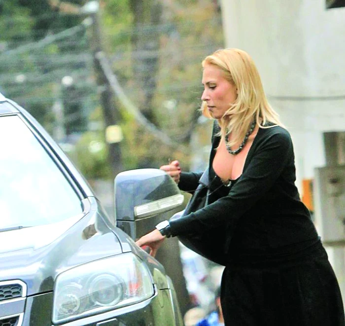 
    Iulia Vântur îşi arată bustul din balconul lui Moga  