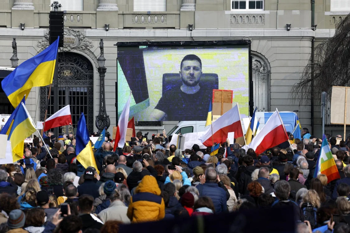 Volodimir Zelenski se adreseaza manifestantilor impotriva razboiului de la Berna FOTO EPA-EFE