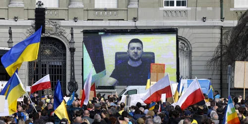 Volodimir Zelenski se adreseaza manifestantilor impotriva razboiului de la Berna FOTO EPA-EFE