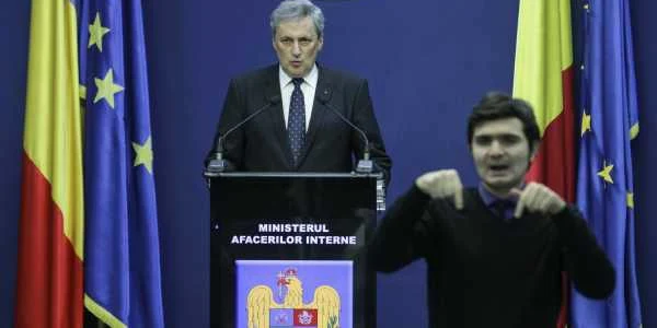 Ministrul de interne Marcel Vela prezintă ordonanţa militară 11 FOTO Inquam Photos / Octav Ganea