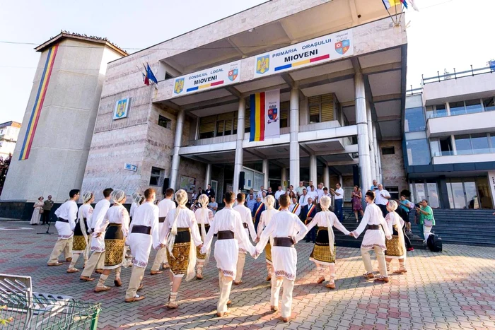 A început Festivalul - Concurs Naţional de Folclor ”Mioveni”. Parada portului popular românesc a făcut senzaţie