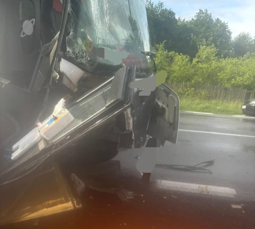 Faţa autocarului a fost făcută praf. FOTO: ISU Argeş