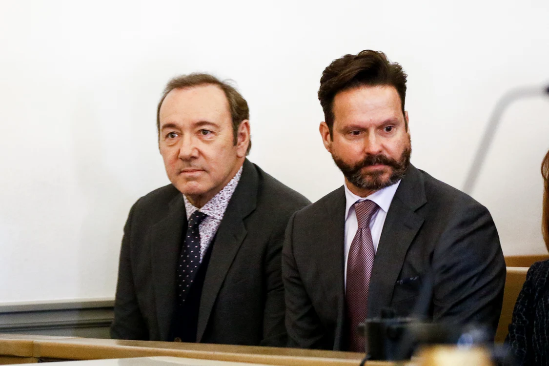 Kevin la una dintre înfăţişările de la tribunal.