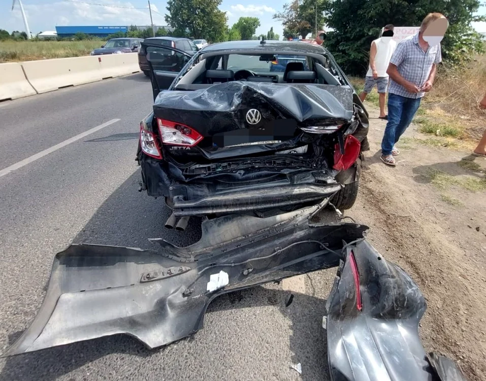 Una din maşinile impolicate în accident FOTO IPJ Galaţi