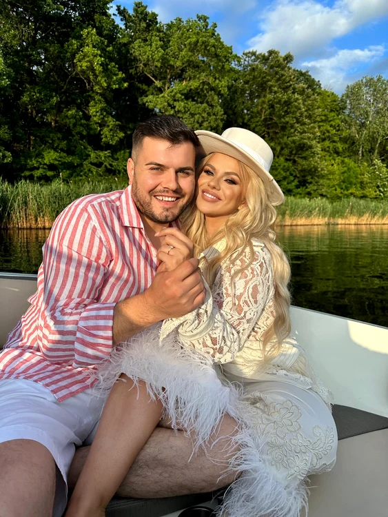 Cristina Vasiu și Cătălin pe vasul unde au filmat