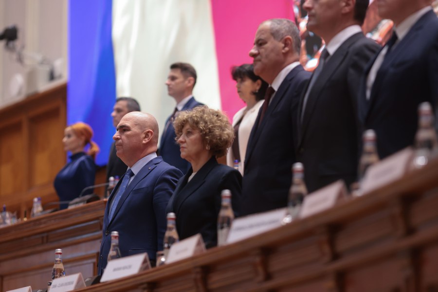 Ședință solemnă în Parlament dedicată Zilei Naționale: mesajele liderilor politici. Bolojan: „Dușmanii noștri de astăzi sunt dezbinarea, neîncrederea și lipsa de responsabilitate”