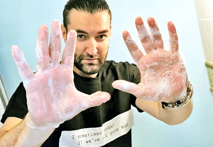 Smiley își învață fanii să-și spele des mâinile