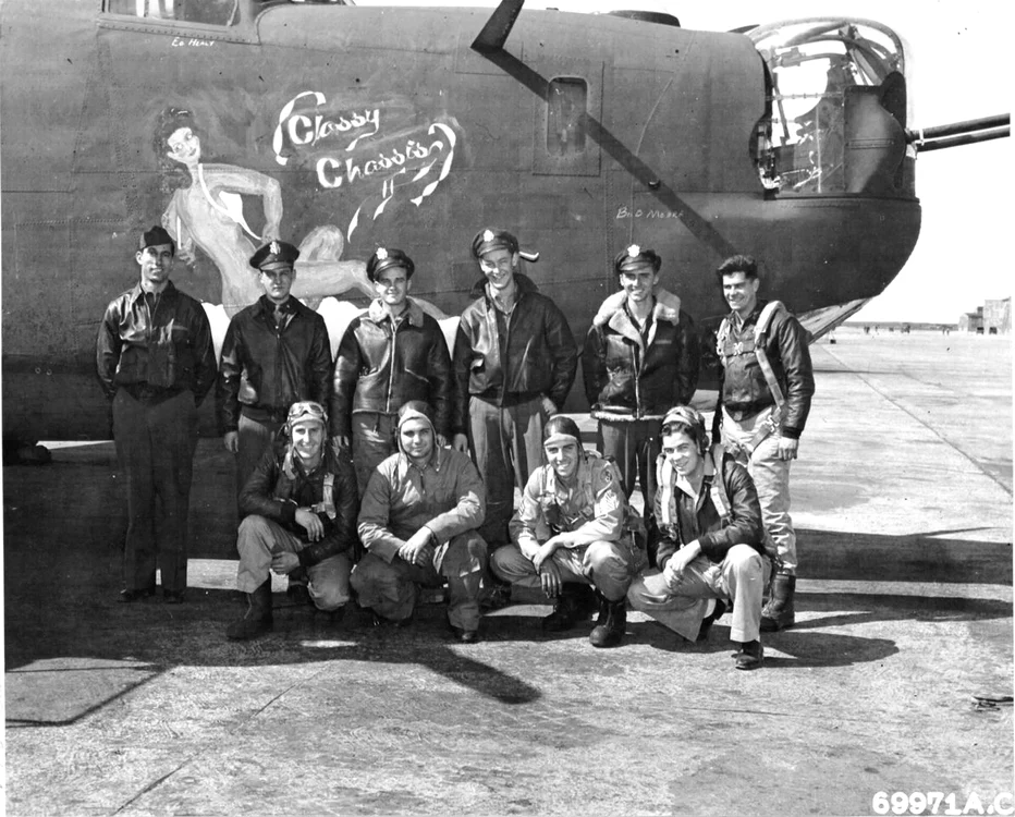 Membrii Escadrilei de Bombardament 849 pozează lângă avionul Classy Chassis II, în martie 1944