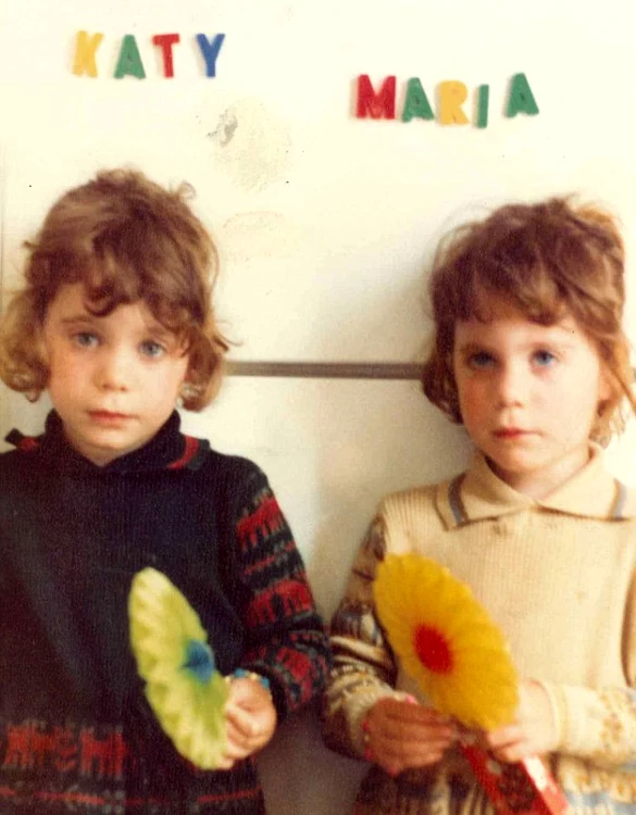Mary şi Katy pe vremea când erau două fetiţe normale