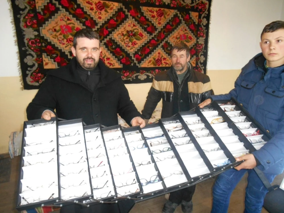 Preotul paroh cu ochelari pentru enoriaşi FOTO ziarullumina.ro