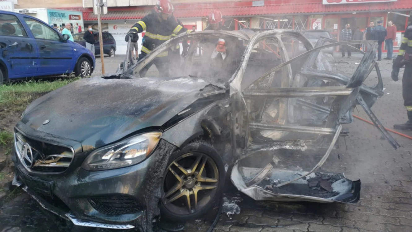 
    Se pare că explozia s-a declanșat în momentul în care șoferul a încercat să pornească mașinafoto: aradon.ro  