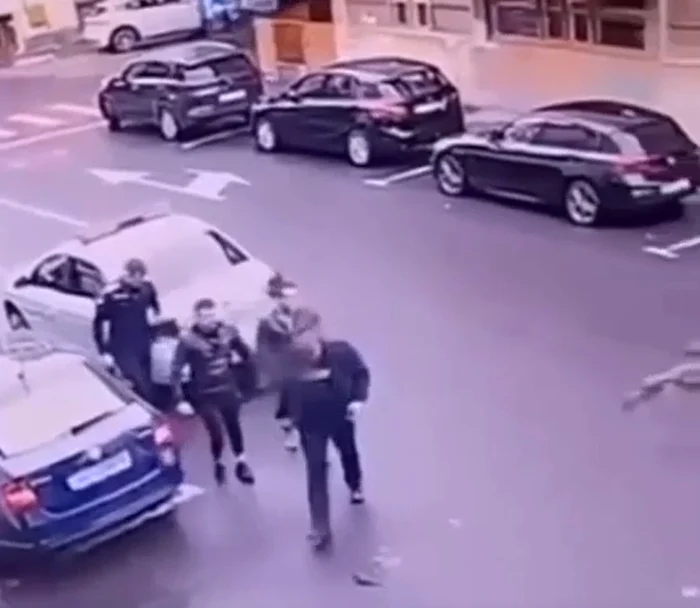 Momentul evadării celor doi spargători de bancomate Foto: Captură video cameră de supraveghere