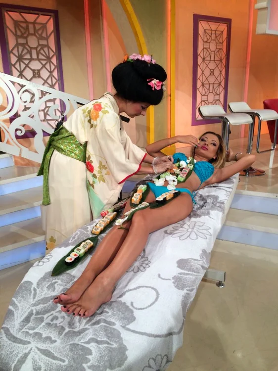 Denisa Biţă şi-a ornat trupul cu sushi