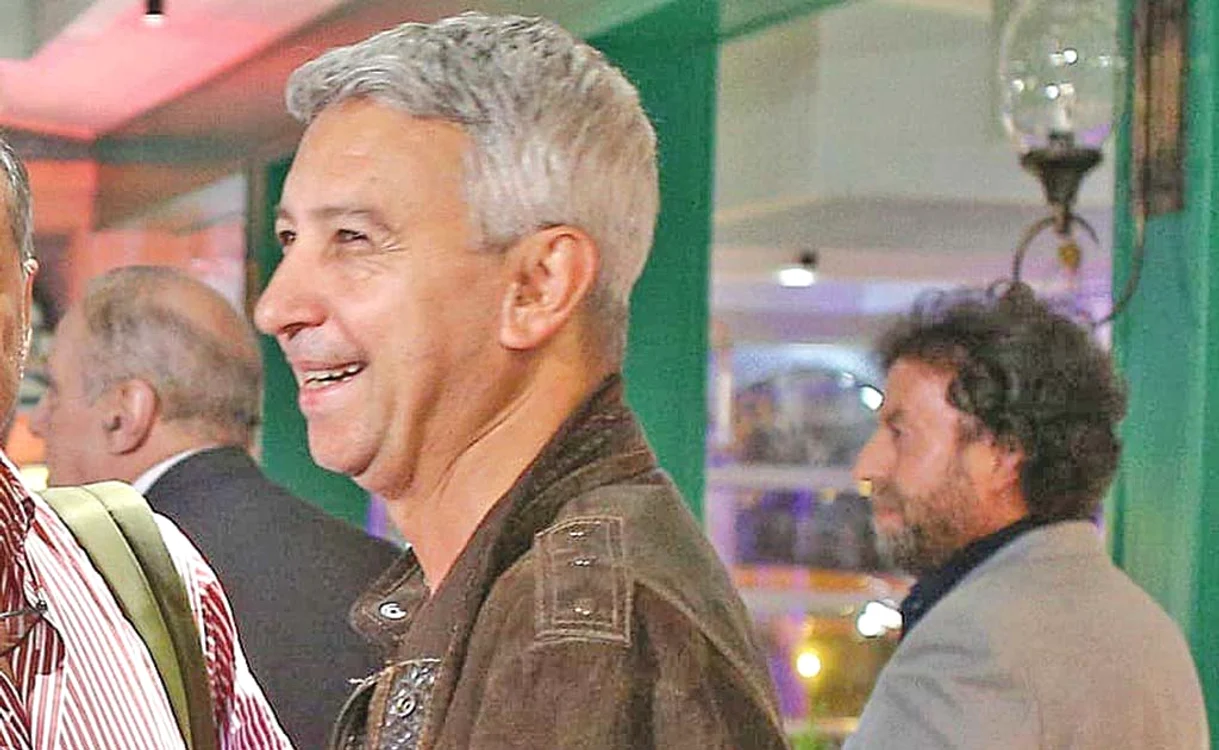
    Diaconescu, vesel și relaxat, marţi seara, la inaugurarea unui restaurant de lux  