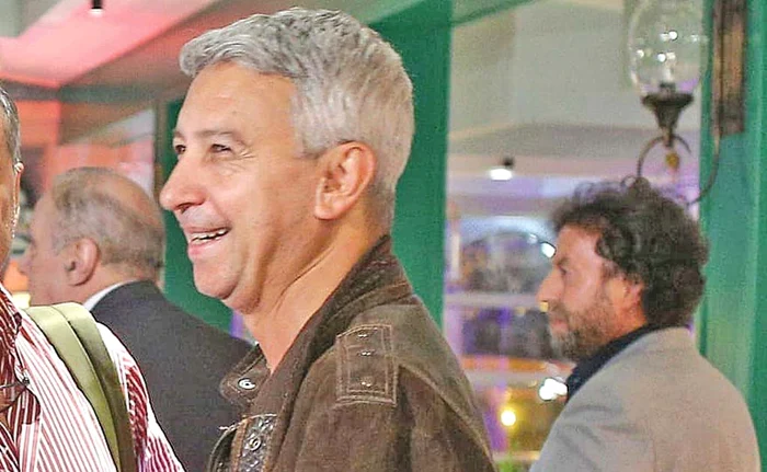 
    Diaconescu, vesel și relaxat, marţi seara, la inaugurarea unui restaurant de lux  