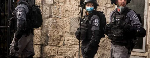 Poliţia israeliană patrulează în cartierul Mea Shearim din Ierusalim şi reţine evreii ultraordocşi care nu respectă restricţiile FOTO Guliver / Getty Images / Amir Levy