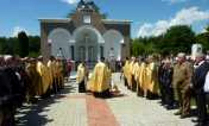 Ziua eroilor a fost celebrată în aproapierea monumentelui dedicat celor cazuţi în primul război mondial FOTO Cosmin Zamfirache