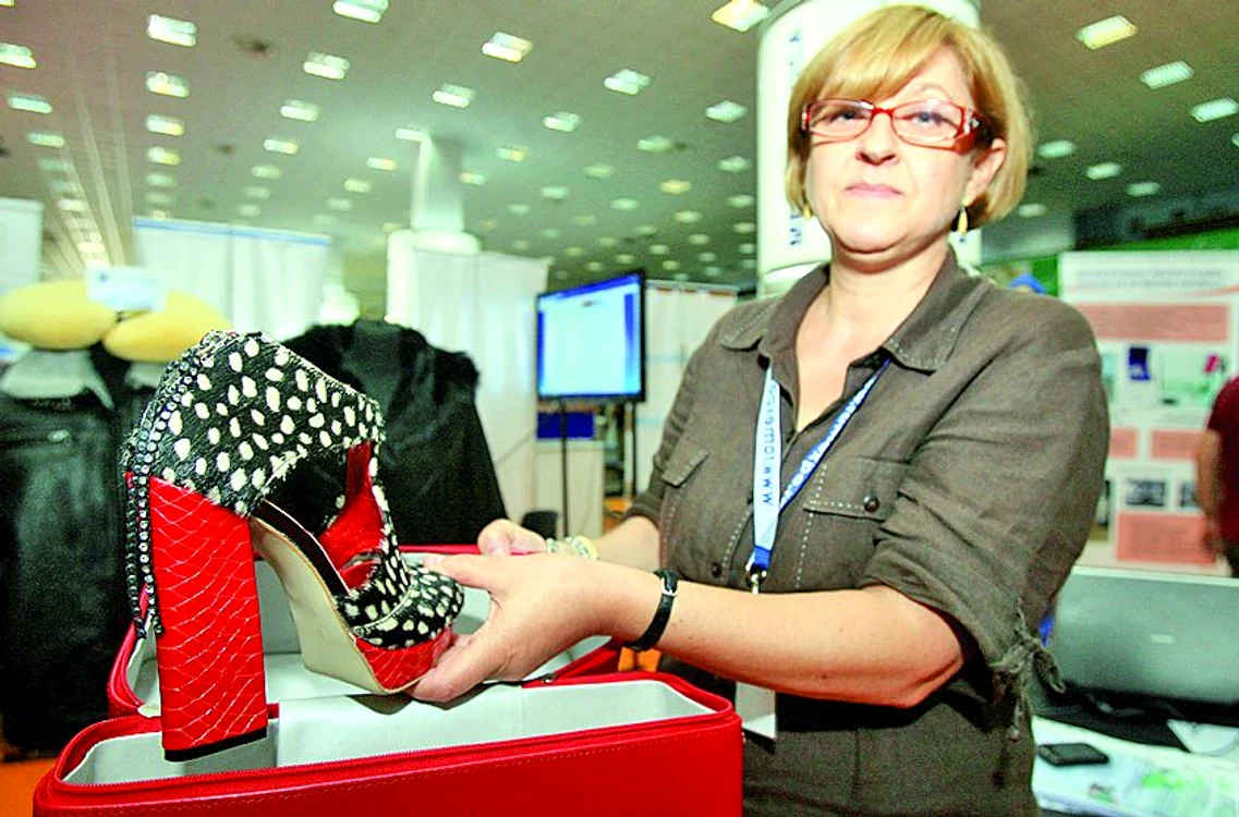 Pantoful realizat este unicat. Acesta are feţele din piele de ponei, tocul imi- tă pielea de crocodil, iar pe călcâi atârnă şiraguri de cristale Swarovski
