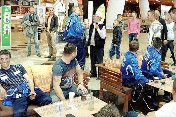 Fotbaliştii de la Avântul au admirat vitrinele  magazinelor din  mall-ul Băneasa (Fotografii: Caps)