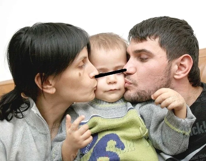 Denis Pascovici, in bratele mamei lui, inainte de o noua plecare spre Franta pentru un consultFoto: Click!