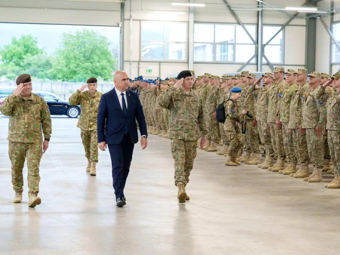 Bolojan, în vizită la militarii români din Bosnia și Herțegovina: „Militarii noștri sunt o carte de vizită în vecinătatea țării noastre”