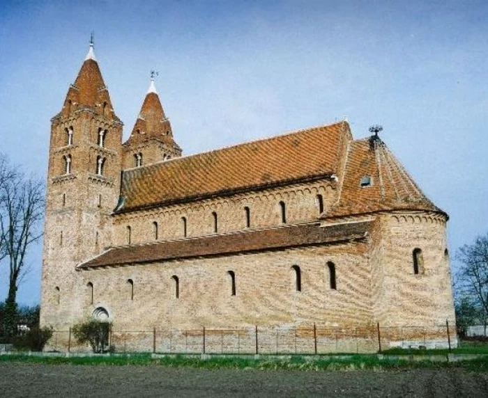 De-a
lungul istoriei, superba clădire a fost de mai multe ori pe punctul de a
dispărea. FOTO - arhiva
